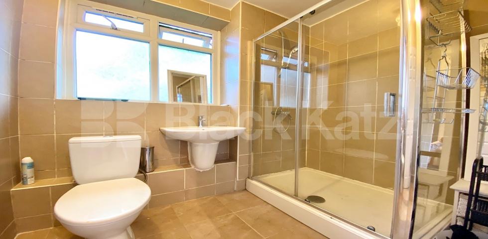 			VIRTUAL TOUR AVAILABLE!, 3 Bedroom, 1 bath, 1 reception Apartment			 King Henrys Walk, DALSTON N1